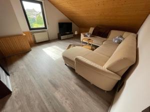 an overhead view of a living room with a couch at Ferienwohnung zum Nürburgring in Münk