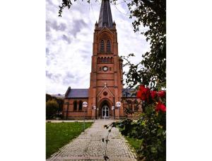 コペンハーゲンにあるApartmentInCopenhagen Apartment 1211の高塔のある大きなレンガ造りの教会