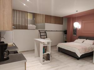 ein kleines Schlafzimmer mit einem Bett und einer Küche in der Unterkunft Old town studios in Kavala