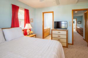 1 dormitorio con 1 cama y TV de pantalla plana en 1305 S Lake Park Blvd, en Carolina Beach