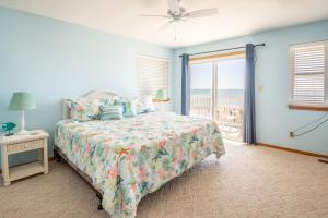 1 dormitorio con 1 cama y balcón con vistas al océano en 1305 S Lake Park Blvd, en Carolina Beach
