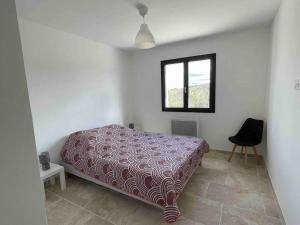 een slaapkamer met een bed en een raam bij villa 8Pers au calme avec superbe vue barbecue wifi in La Panouse