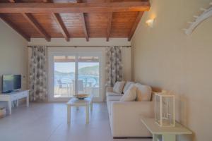 TV a/nebo společenská místnost v ubytování Villa Theodora View Apartments Afroditi