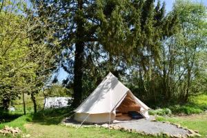 une tente blanche dans un champ arboré dans l'établissement L'Angeberdière - Tente nature au calme, à Saint-Mars-sur-la-Futaie