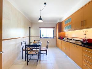 O bucătărie sau chicinetă la Modern and spacious apartment in Lagos