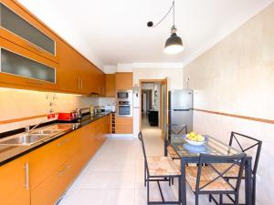 O bucătărie sau chicinetă la Modern and spacious apartment in Lagos