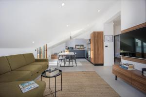 un soggiorno con divano e TV di Oleander Urban Suites, high-speed internet, beach at 250, PET friendly a Trogir
