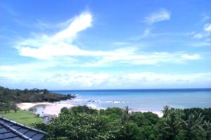 a view of a beach with trees and the ocean at 墾丁貝殼灣旅店 in Kenting