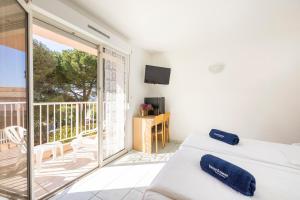 アルガジョラにあるFerienhotel Maristellaのベッドルーム(ベッド1台付)、バルコニーが備わります。