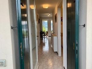 um corredor de uma casa com um corredor que leva a uma cozinha em Mamma Ciccia - Lake front apartment, beach and swimming pool em Lierna