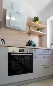 Una cocina o kitchenette en Cool attic apt w gallery in the heart of Split