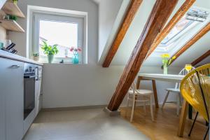 Una cocina o kitchenette en Cool attic apt w gallery in the heart of Split