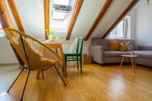 Un lugar para sentarse en Cool attic apt w gallery in the heart of Split