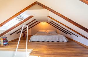 Una cama o camas en una habitación de Cool attic apt w gallery in the heart of Split