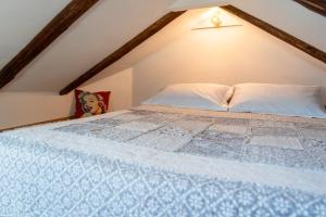 Una cama o camas en una habitación de Cool attic apt w gallery in the heart of Split