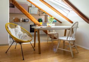 Una cocina o kitchenette en Cool attic apt w gallery in the heart of Split