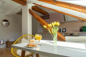Una cocina o kitchenette en Cool attic apt w gallery in the heart of Split