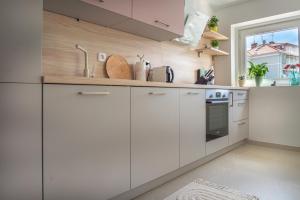 Una cocina o kitchenette en Cool attic apt w gallery in the heart of Split