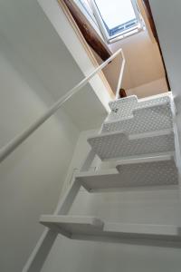 Una cama o camas cuchetas en una habitación  de Cool attic apt w gallery in the heart of Split