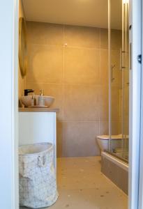 Un baño de Cool attic apt w gallery in the heart of Split