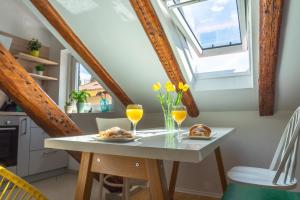 Foto de la galería de Cool attic apt w gallery in the heart of Split en Split