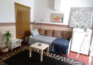 niewielka sypialnia z łóżkiem i stołem w obiekcie T1 Elvas w mieście Elvas