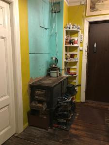 una cocina con una antigua estufa en una habitación en Cozy condo for up to 3 travellers, with kitchen and bath, en Riga