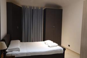 Ein Bett oder Betten in einem Zimmer der Unterkunft HAPPY STAY Governolo 6