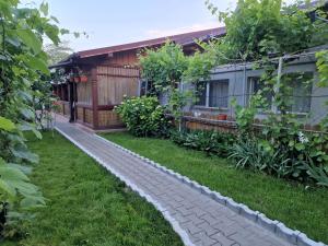 un jardín frente a una casa en Casa Delia, en Sulina