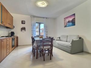 uma cozinha e sala de estar com uma mesa e um sofá em Cuor di Maria em Agerola