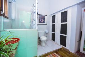 baño con aseo en una habitación con plantas en Alojamiento la salteñita en Salta