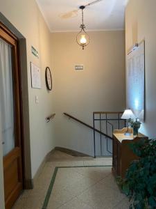 un pasillo con una escalera con un reloj en la pared en Alojamiento la salteñita en Salta