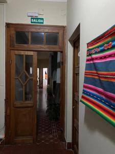 una puerta que conduce a un pasillo con una toalla a rayas en Alojamiento la salteñita en Salta