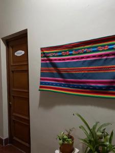una toalla colorida colgada en una pared junto a una puerta en Alojamiento la salteñita en Salta