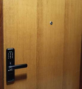 une porte munie d'une télécommande qui lui est attachée dans l'établissement Apartamento Park Sul, à Brasilia