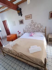 ein Schlafzimmer mit einem großen Bett in einem Zimmer in der Unterkunft Ingrid Romantic House in Stromboli