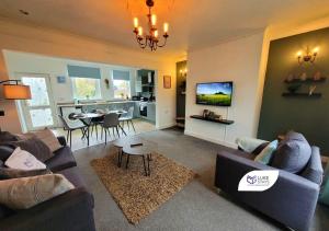 Luke Stays - Chilside Road في Felling: غرفة معيشة مع أريكة وغرفة طعام