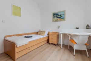 een kleine slaapkamer met een bed en een bureau bij Lisinski apartment with private parking in Zagreb