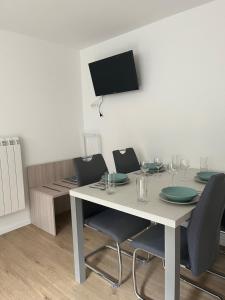 TV a/nebo společenská místnost v ubytování Apartma Melinc