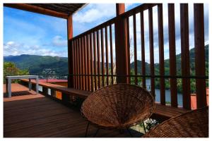 um alpendre com duas cadeiras e vista para as montanhas em Gêres! Caniçada House! em Gerês