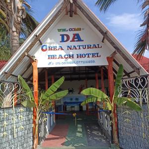 トリンコマリーにあるDA GREA NATURAL BEACH HOTELの自然のビーチホテルの看板が付いた建物