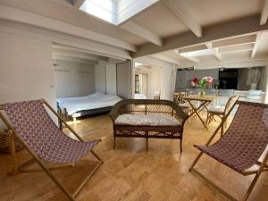 una camera con due sedie e un letto e un tavolo di Dépendance complète centre-ville de La Teste a La Teste-de-Buch