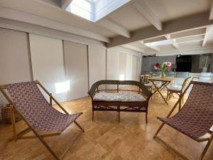 una camera con sedie, tavolo e divano di Dépendance complète centre-ville de La Teste a La Teste-de-Buch Altre 2 foto