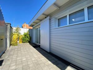 un garage grigio con un marciapiede accanto di Dépendance complète centre-ville de La Teste a La Teste-de-Buch