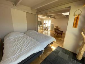 una camera con letto bianco e una sala da pranzo di Dépendance complète centre-ville de La Teste a La Teste-de-Buch