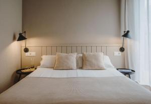 Llit o llits en una habitació de Hotel Llane Petit 46 fotos més