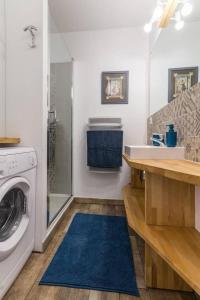uma casa de banho com uma máquina de lavar roupa e um lavatório em Le Petit Clos, 3 étoiles em Pont-Saint-Martin