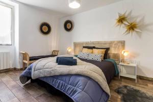 una camera con un grande letto di Le Petit Clos, 3 étoiles a Pont-Saint-Martin