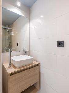 y baño con lavabo y espejo. en Granada Suites by Olala Homes, en Granada
