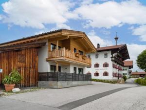 una casa con balcone sul lato di Hotel Baumgarten & Chalet Baumgarten ad Angerberg